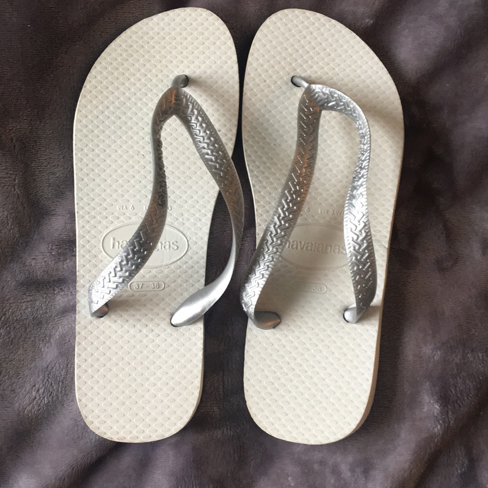 Rare silver & off white havaianas flip flops